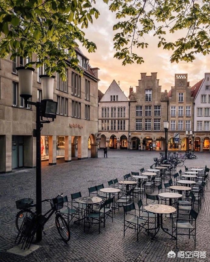 自建团队 vs 外包公司：网站建设哪种模式更适合你的企业？