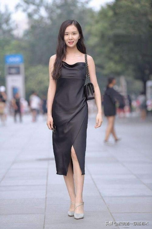 这个小众品牌网站靠暗黑模式设计，转化率提升 200%