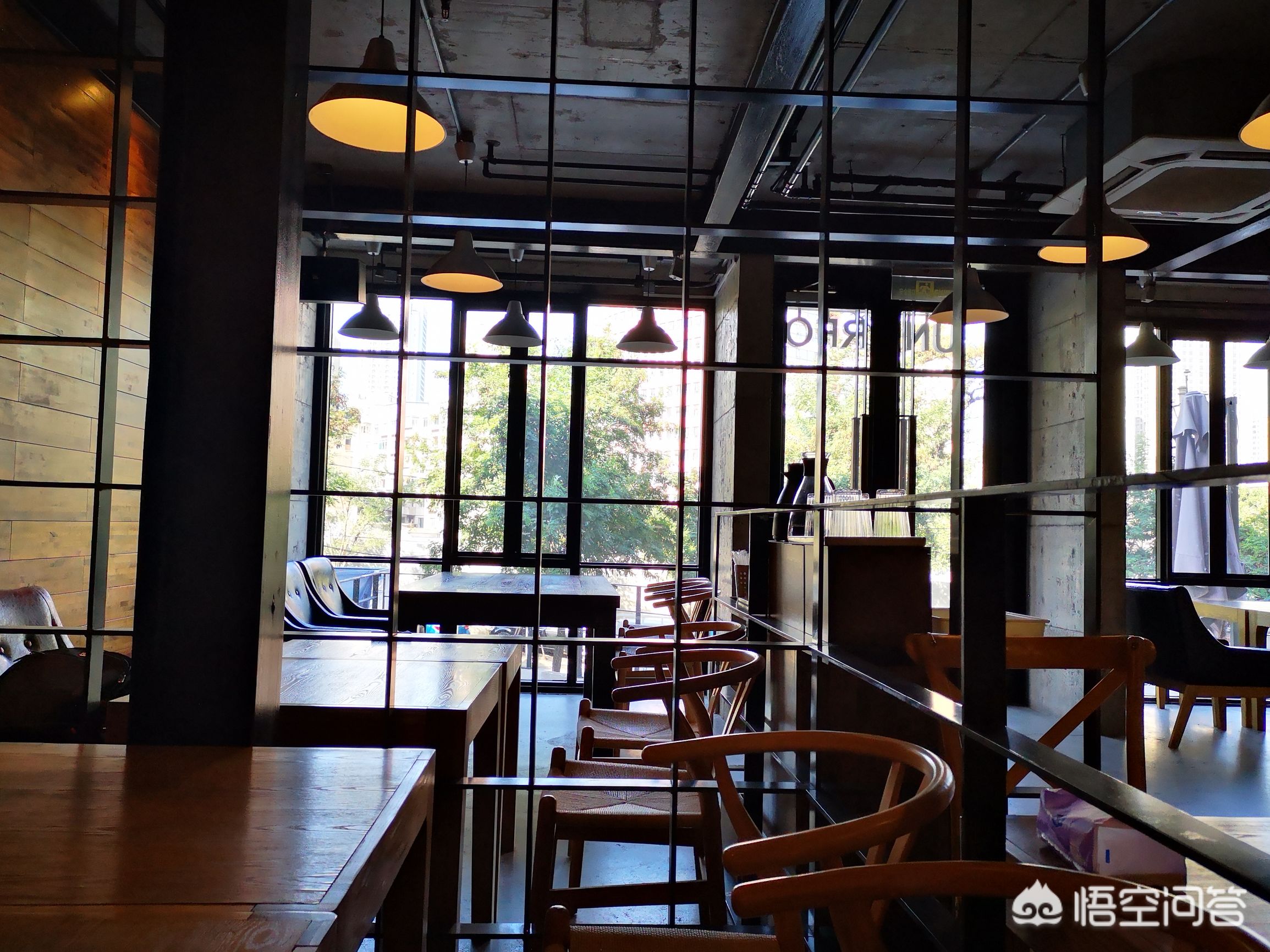 极简主义 vs 极繁主义：两种设计风格如何匹配品牌调性？