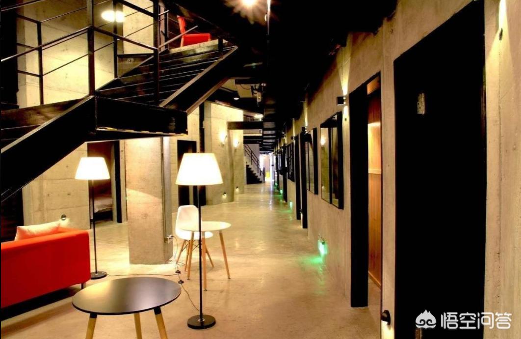 极简主义 vs 极繁主义：两种设计风格如何匹配品牌调性？